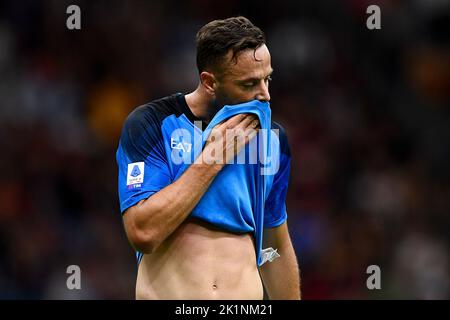 Mailand, Italien. 18. September 2022. Amir Rrahmani vom SSC Napoli sieht während des Fußballspiels der Serie A zwischen dem AC Mailand und dem SSC Napoli niedergeschlagen aus. Kredit: Nicolò Campo/Alamy Live Nachrichten Stockfoto