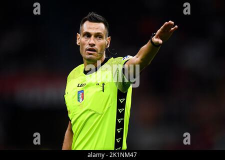 Mailand, Italien. 18. September 2022. Schiedsrichter Maurizio Mariani Gesten während der Serie A Fußballspiel zwischen AC Mailand und SSC Napoli. Kredit: Nicolò Campo/Alamy Live Nachrichten Stockfoto