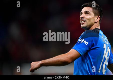 Mailand, Italien. 18. September 2022. Giovanni Simeone von SSC Napoli feiert den Sieg am Ende der Serie A Fußballspiel zwischen AC Mailand und SSC Napoli. Kredit: Nicolò Campo/Alamy Live Nachrichten Stockfoto