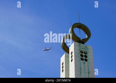 Lissabon, Portugal - 2022. September: Ryanair-Flugzeug fliegt über dem Miradouro-Denkmal in Lissabon vorbei Stockfoto