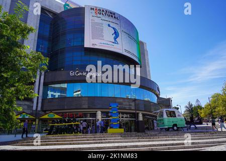 Lissabon, Portugal - September 2022: El Corte Ingles ist ein großes Einkaufszentrum in Lissabon. El Corte Ingles ist die größte Kaufhausgruppe in Europa Stockfoto