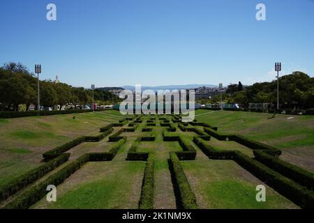 Lissabon, Portugal - September 2022: Blick auf den Tejo vom Gipfel des Parque Eduardo VII in Lissabon. Der Park ist nach König Eduard VII. Benannt Stockfoto
