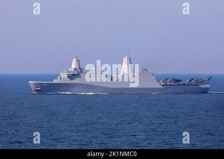 Ostsee, Finnland. 16. August 2022. Das amphibische Transportschiff USS Arlington der US Navy der San Antonio-Klasse während einer Manövrierübung in der Ostsee am 16. August 2022 vor der Küste Finnlands. Kredit: MC2 Keith Nowak/U.S. Navy Photo/Alamy Live News Stockfoto