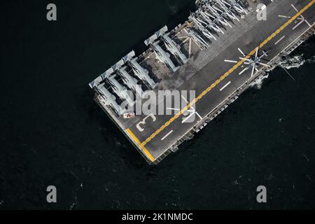 Ostsee, Finnland. 22. August 2022. Das amphibische Sturmschiff USS Kearsarge der US Navy Wasp-Klasse mit auf dem Flugdeck geparkten Flugzeugen, das während einer Manövrierübung am 16. August 2022 vor der finnischen Küste die Ostsee durchfliegt. Kredit: MC2 Jesse Schwab/U.S. Navy Photo/Alamy Live News Stockfoto