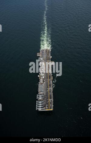 Ostsee, Finnland. 16. August 2022. Das amphibische Sturmschiff USS Kearsarge der US Navy Wasp-Klasse während einer Manövrierübung in der Ostsee am 16. August 2022 vor der Küste Finnlands. Kredit: MC2 Jesse Schwab/U.S. Navy Photo/Alamy Live News Stockfoto