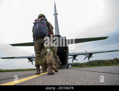 Polnische Landstreitkräfte besteigen ein C-130J Super Hercules Flugzeug, das der Luftwaffenstaffel 37. der Ramstein Air Base, Deutschland, vor einem statischen Luftabfall im Rahmen der Flugfeldrotation 22-4 (ADR 22-4 Training), auf dem Internationalen Flughafen Krakòw, Polen, am 14. September 2022 zugewiesen wurde. ADRs sind bilaterale Schulungsübungen und Bereitstellungen, die darauf ausgelegt sind, die Interoperabilität der Partner zu verbessern, die gemeinsame Bereitschaft zu wahren und unsere regionalen Verbündeten im gesamten Verantwortungsbereich der US-amerikanischen European Command zu versichern. (USA Foto der Luftwaffe von Staff Sgt. Gabrielle Spalding) Stockfoto
