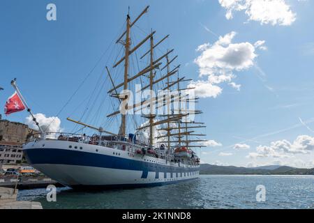 Eines der größten Segelkreuzfahrtschiffe der Welt liegt im Hafen von Portoferraio auf der Insel Elba. Stockfoto