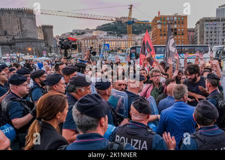 Enrico Letta protestierte auf der Piazza von den Studenten, Studenten protestierten gegen den Wechsel zwischen Arbeitsstudien, „der Opfer bringt“, Demonstranten mit Blut an den Händen, die den Tod von Studenten während des Wechsels zwischen Arbeit und Schule symbolisierten Stockfoto