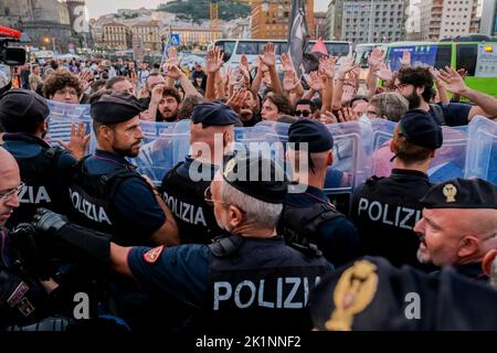 Enrico Letta protestierte auf der Piazza von den Studenten, Studenten protestierten gegen den Wechsel zwischen Arbeitsstudien, „der Opfer bringt“, Demonstranten mit Blut an den Händen, die den Tod von Studenten während des Wechsels zwischen Arbeit und Schule symbolisierten Stockfoto