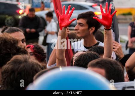 Enrico Letta protestierte auf der Piazza von den Studenten, Studenten protestierten gegen den Wechsel zwischen Arbeitsstudien, „der Opfer bringt“, Demonstranten mit Blut an den Händen, die den Tod von Studenten während des Wechsels zwischen Arbeit und Schule symbolisierten Stockfoto