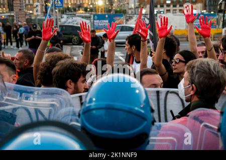 Enrico Letta protestierte auf der Piazza von den Studenten, Studenten protestierten gegen den Wechsel zwischen Arbeitsstudien, „der Opfer bringt“, Demonstranten mit Blut an den Händen, die den Tod von Studenten während des Wechsels zwischen Arbeit und Schule symbolisierten Stockfoto