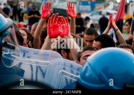 Enrico Letta protestierte auf der Piazza von den Studenten, Studenten protestierten gegen den Wechsel zwischen Arbeitsstudien, „der Opfer bringt“, Demonstranten mit Blut an den Händen, die den Tod von Studenten während des Wechsels zwischen Arbeit und Schule symbolisierten Stockfoto