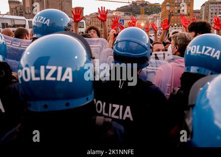 Enrico Letta protestierte auf der Piazza von den Studenten, Studenten protestierten gegen den Wechsel zwischen Arbeitsstudien, „der Opfer bringt“, Demonstranten mit Blut an den Händen, die den Tod von Studenten während des Wechsels zwischen Arbeit und Schule symbolisierten Stockfoto