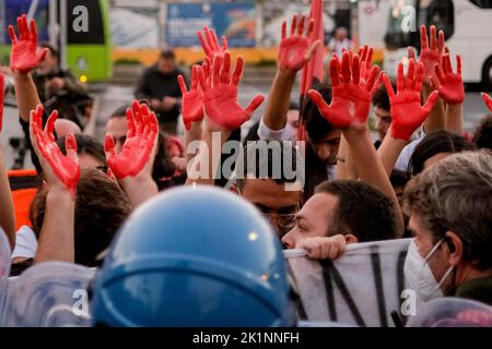 Enrico Letta protestierte auf der Piazza von den Studenten, Studenten protestierten gegen den Wechsel zwischen Arbeitsstudien, „der Opfer bringt“, Demonstranten mit Blut an den Händen, die den Tod von Studenten während des Wechsels zwischen Arbeit und Schule symbolisierten Stockfoto