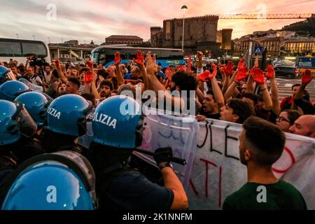 Enrico Letta protestierte auf der Piazza von den Studenten, Studenten protestierten gegen den Wechsel zwischen Arbeitsstudien, „der Opfer bringt“, Demonstranten mit Blut an den Händen, die den Tod von Studenten während des Wechsels zwischen Arbeit und Schule symbolisierten Stockfoto