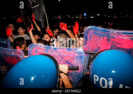 Enrico Letta protestierte auf der Piazza von den Studenten, Studenten protestierten gegen den Wechsel zwischen Arbeitsstudien, „der Opfer bringt“, Demonstranten mit Blut an den Händen, die den Tod von Studenten während des Wechsels zwischen Arbeit und Schule symbolisierten Stockfoto