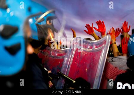 Enrico Letta protestierte auf der Piazza von den Studenten, Studenten protestierten gegen den Wechsel zwischen Arbeitsstudien, „der Opfer bringt“, Demonstranten mit Blut an den Händen, die den Tod von Studenten während des Wechsels zwischen Arbeit und Schule symbolisierten Stockfoto