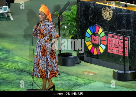 New York, USA. 19. September 2022. Angélique Kidjo, fünfmalige mit dem Grammy Award ausgezeichnete Sängerin aus Benin und Botschafterin von Goodwill für das UN-Kinderhilfswerk (UNICEF), tritt bei der Eröffnung des Leaders Day des Transforming Education Summit in der Halle der Generalversammlung der Vereinten Nationen auf. Kredit: Enrique Shore/Alamy Live Nachrichten Stockfoto