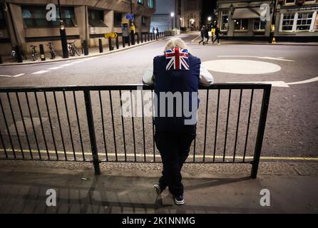 London, Großbritannien. 19. September 2022. Malcolm Gordon aus London wartet vor der U-Bahnstation St. James's Park, nachdem er der Trauerprozession folgt, die den Sarg der verstorbenen britischen Königin Elizabeth II. Von der Westminster Abbey in Richtung Buckingham Palace und Wellington Arch trägt. Die britische Königin Elizabeth II. Starb am 08. September 2022 im Alter von 96 Jahren. Hunderttausende von Menschen waren auf den Straßen von London für die staatliche Beerdigung von Elizabeth II. Präsidenten, Regierungschefs und gekrönte Staatsoberhäupter aus der ganzen Welt kamen zum Trauerdienst. Quelle: Christian Charisius/dpa/Alamy Live News Stockfoto