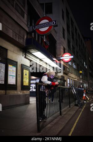 London, Großbritannien. 19. September 2022. Malcolm Gordon aus London wartet vor der U-Bahnstation St. James's Park, nachdem er der Trauerprozession folgt, die den Sarg der verstorbenen britischen Königin Elizabeth II. Von der Westminster Abbey in Richtung Buckingham Palace und Wellington Arch trägt. Die britische Königin Elizabeth II. Starb am 08. September 2022 im Alter von 96 Jahren. Hunderttausende von Menschen waren auf den Straßen von London für die staatliche Beerdigung von Elizabeth II. Präsidenten, Regierungschefs und gekrönte Staatsoberhäupter aus der ganzen Welt kamen zum Trauerdienst. Quelle: Christian Charisius/dpa/Alamy Live News Stockfoto