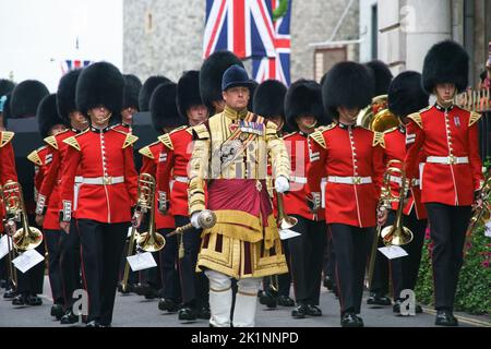 Grenadier Wachen, begleitet von einem Mitglied der Household Cavalry, marschieren durch Windsor; verstorbene Königin Elizabeth II. Windsor Castle. Stockfoto