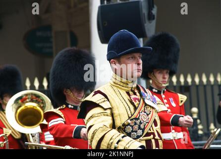 Grenadier Wachen, begleitet von einem Mitglied der Household Cavalry, marschieren durch Windsor; verstorbene Königin Elizabeth II. Windsor Castle. Stockfoto