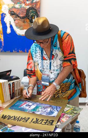 18. September 2022: Der berühmte Maler Bedri Baykam begrüßte die Besucher auf der 17. Contemporary Istanbul, wo am 18. September 2022 rund 1.500 Werke von 558 Künstlern aus aller Welt in der Nähe des Goldenen Horns in Istanbul, Turkiye, ausgestellt wurden. Das zeitgenössische Istanbul begann am Freitagabend mit einer Vorbesichtigung und begrüßte die Besucher im Tersane Istanbul, einem Veranstaltungsort in den historischen Schiffswerften aus der Osmanischen Ära am malerischen Ufer des Goldenen Horns. (Bild: © Tolga Ildun/ZUMA Press Wire) Stockfoto