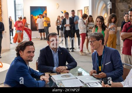 18. September 2022: Der Bürgermeister von Istanbul, Ekrem Imamoglu, war unter den Besuchern der 17. Contemporary Istanbul, wo am 18. September 2022 rund 1.500 Werke von 558 Künstlern aus aller Welt in der Nähe des Goldenen Horns in Istanbul, Turkiye, ausgestellt wurden. Das zeitgenössische Istanbul begann am Freitagabend mit einer Vorbesichtigung und begrüßte die Besucher im Tersane Istanbul, einem Veranstaltungsort in den historischen Schiffswerften aus der Osmanischen Ära am malerischen Ufer des Goldenen Horns. (Bild: © Tolga Ildun/ZUMA Press Wire) Stockfoto