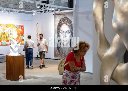 18. September 2022: Das 17. Contemporary Istanbul wurde eröffnet, wo am 18. September 2022 rund 1.500 Werke von 558 Künstlern aus aller Welt in der Nähe des Goldenen Horns in Istanbul, Turkiye, ausgestellt werden. Das zeitgenössische Istanbul begann am Freitagabend mit einer Vorbesichtigung und begrüßte die Besucher im Tersane Istanbul, einem Veranstaltungsort in den historischen Schiffswerften aus der Osmanischen Ära am malerischen Ufer des Goldenen Horns. (Bild: © Tolga Ildun/ZUMA Press Wire) Stockfoto