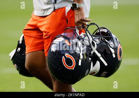 Green Bay, Wisconsin, USA. 18. September 2022. Der Chicago Bears Equipment Manager arbeitete vor dem NFL-Fußballspiel zwischen den Chicago Bears und den Green Bay Packers im Lambeau Field in Green Bay, Wisconsin, an einigen Helmen. Darren Lee/CSM/Alamy Live News Stockfoto