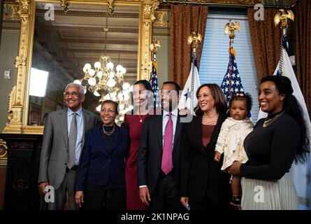 Washingto, USA. 19. September 2022. US-Vizepräsidentin Kamala Harris posiert für ein Gruppenfoto mit Yohannes Abraham, Botschafter bei der Association of Southeast Asian Nations (ASEAN), Zentrum, nachdem er am Montag, den 19. September, im Zeremonialbüro des Vizepräsidenten in Washington, DC, USA, vereidigt wurde. 2022. Abraham war zuletzt Stabschef und Exekutivsekretär im Nationalen Sicherheitsrat. Fotograf: Al Drago/Pool/Sipa USA Kredit: SIPA USA/Alamy Live News Stockfoto