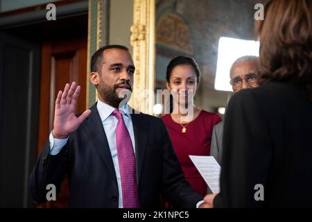 Washingto, USA. 19. September 2022. Yohannes Abraham, Botschafter bei der Association of Southeast Asian Nations (ASEAN), wird von US-Vizepräsident Kamala Harris im Zeremonialbüro des Vizepräsidenten in Washington, DC, USA, am Montag, den 19. September, vereidigt. 2022. Abraham war zuletzt Stabschef und Exekutivsekretär im Nationalen Sicherheitsrat. Fotograf: Al Drago/Pool/Sipa USA Kredit: SIPA USA/Alamy Live News Stockfoto