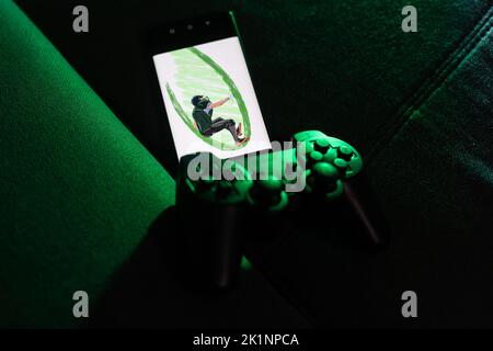Gamer-Arbeitsraum-Konzept. Gaming-Setup. Draufsicht auf eine Gaming-Ausrüstung, Joystick und ein Smartphone Stockfoto