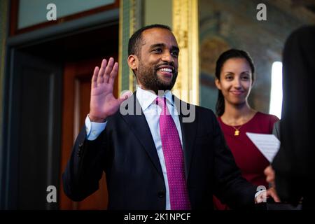 Washingto, USA. 19. September 2022. Yohannes Abraham, Botschafter bei der Association of Southeast Asian Nations (ASEAN), wird von US-Vizepräsident Kamala Harris im Zeremonialbüro des Vizepräsidenten in Washington, DC, USA, am Montag, den 19. September, vereidigt. 2022. Abraham war zuletzt Stabschef und Exekutivsekretär im Nationalen Sicherheitsrat. Fotograf: Al Drago/Pool/Sipa USA Kredit: SIPA USA/Alamy Live News Stockfoto