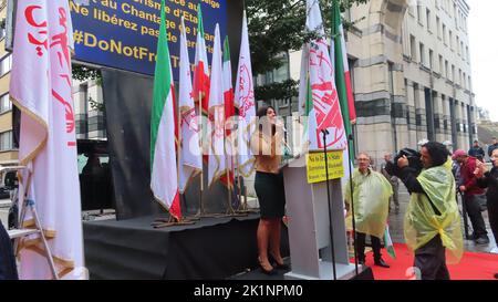 Manel Mslami, Präsidentin von HERRN Women in Brüssel, spricht während der Demonstration. Die Iraner nahmen an einer Kundgebung vor dem belgischen Außenministerium in Brüssel Teil, während sie Fotos von Maryam Rajavi, dem iranischen Oppositionsführer, trugen. Die Iraner forderten die Regierung auf, das Abkommen, das die Voraussetzungen für die Rückkehr des iranischen Diplomaten Assadollah Assadi in den Iran schafft, aufzuheben. Assadi wurde von einem belgischen Gericht zu 20 Jahren Gefängnis verurteilt, weil er ein Komplott zur Bombenangriffe auf eine große internationale Versammlung der iranischen Opposition in Paris durchgeführt hatte und befindet sich derzeit in Belgien im Gefängnis. Stockfoto