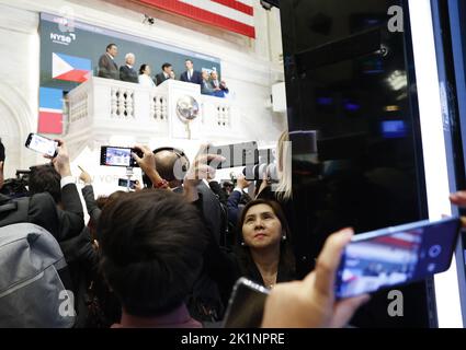 New York, Usa. 19. September 2022. Der philippinische Präsident Ferdinand Marcos Jr. läutet am Montag, den 19. September 2022, an der New Yorker Börse an der Wall Street in New York City die Schlussglocke ein. Foto von John Angelillo/UPI Credit: UPI/Alamy Live News Stockfoto