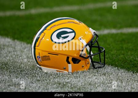 Green Bay, Wisconsin, USA. 18. September 2022. Ein Green Bay Packer Helm am Seitenlinie während des NFL Fußballspiels zwischen den Chicago Bears und den Green Bay Packers im Lambeau Field in Green Bay, Wisconsin. Darren Lee/CSM/Alamy Live News Stockfoto