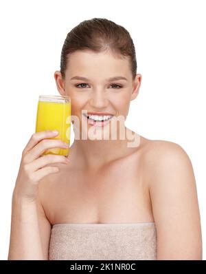 Vitamin C – stärkt meine Haut und lässt mich großartig fühlen. Ein Mädchen im Teenageralter mit einem Glas Orangensaft. Stockfoto