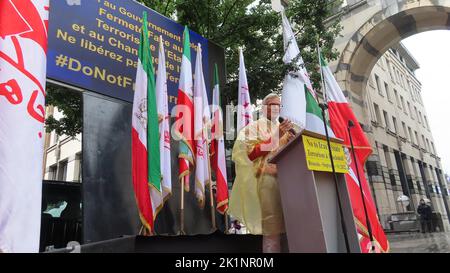 Serge de Patoul, ehemaliges Mitglied des belgischen Brüsseler Parlaments, spricht während der Demonstration. Die Iraner nahmen an einer Kundgebung vor dem belgischen Außenministerium in Brüssel Teil, während sie Fotos von Maryam Rajavi, dem iranischen Oppositionsführer, trugen. Die Iraner forderten die Regierung auf, das Abkommen, das die Voraussetzungen für die Rückkehr des iranischen Diplomaten Assadollah Assadi in den Iran schafft, aufzuheben. Assadi wurde von einem belgischen Gericht zu 20 Jahren Gefängnis verurteilt, weil er ein Komplott zur Bombenangriffe auf eine große internationale Versammlung der iranischen Opposition in Paris durchgeführt hatte und befindet sich derzeit in Belgien im Gefängnis. (Foto von Stockfoto