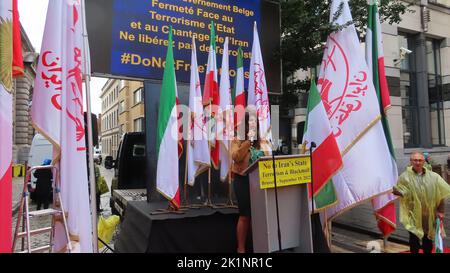 Manel Mslami, Präsidentin von HERRN Women in Brüssel, spricht während der Demonstration. Die Iraner nahmen an einer Kundgebung vor dem belgischen Außenministerium in Brüssel Teil, während sie Fotos von Maryam Rajavi, dem iranischen Oppositionsführer, trugen. Die Iraner forderten die Regierung auf, das Abkommen, das die Voraussetzungen für die Rückkehr des iranischen Diplomaten Assadollah Assadi in den Iran schafft, aufzuheben. Assadi wurde von einem belgischen Gericht zu 20 Jahren Gefängnis verurteilt, weil er ein Komplott zur Bombenangriffe auf eine große internationale Versammlung der iranischen Opposition in Paris durchgeführt hatte und befindet sich derzeit in Belgien im Gefängnis. (Foto von Siavosh Hosseini Stockfoto