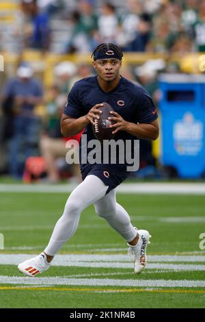 Green Bay, Wisconsin, USA. 18. September 2022. Chicago Bears Quarterback Justin Fields (1) Aufwärmen vor dem NFL-Fußballspiel zwischen den Chicago Bears und den Green Bay Packers im Lambeau Field in Green Bay, Wisconsin. Darren Lee/CSM/Alamy Live News Stockfoto