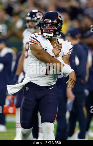 Green Bay, Wisconsin, USA. 18. September 2022. Chicago Bears Quarterback Justin Fields (1) Aufwärmen vor dem NFL-Fußballspiel zwischen den Chicago Bears und den Green Bay Packers im Lambeau Field in Green Bay, Wisconsin. Darren Lee/CSM/Alamy Live News Stockfoto