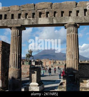 Der vesuv ragt über dem archäologischen Park/der Stadt Pompeji, einem UNESCO-Weltkulturerbe, Neapel, Italien Stockfoto