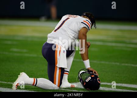 Green Bay, Wisconsin, USA. 18. September 2022. Chicago Bears Quarterback Justin Fields (1) betet vor dem NFL-Fußballspiel zwischen den Chicago Bears und den Green Bay Packers im Lambeau Field in Green Bay, Wisconsin. Darren Lee/CSM/Alamy Live News Stockfoto