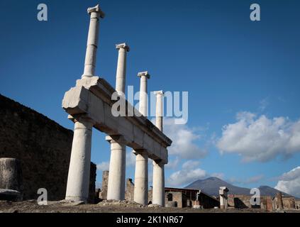 Der vesuv ragt über dem archäologischen Park/der Stadt Pompeji, einem UNESCO-Weltkulturerbe, Neapel, Italien Stockfoto