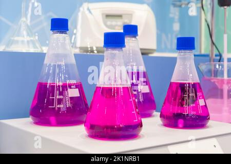 Laborgeräte - Magnetmischer mit beweglicher Rührstange für Mischflüssigkeit Stockfoto