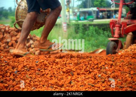 Sylhet, Bangladesch. 18. September 2022. Arbeiter während der Pause Ziegel in der Brechmaschine. Gebrochene Ziegelsteine werden für den Straßen- und Baubau verwendet. Am 18. September 2022, Sylhet, Bangladesch. (Bild: © H M Shahidul Islam Eyepix Group/eyepix via ZUMA Press Wire) Stockfoto