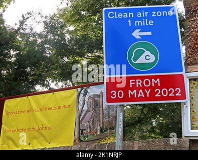 Manchester Clean Air Zone Schild, 1 Meile, ab 30. Mai 2022, in Charlesworth, High Peak, Derbyshire, England, UK, SK13 5DA Stockfoto