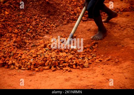 Sylhet, Bangladesch. 18. September 2022. Arbeiter während der Pause Ziegel in der Brechmaschine. Gebrochene Ziegelsteine werden für den Straßen- und Baubau verwendet. Am 18. September 2022, Sylhet, Bangladesch. (Bild: © H M Shahidul Islam Eyepix Group/eyepix via ZUMA Press Wire) Stockfoto