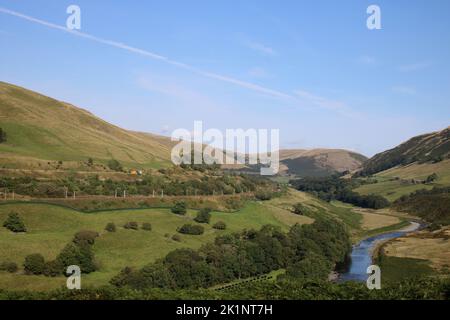 Blick auf die Schlucht von Lune in Cumbria, den Fluss Lune im Talgrund, die Autobahn M6 und die West Coast Main Line-Eisenbahn am Hang. Sonniger Septembertag im Jahr 2022. Stockfoto